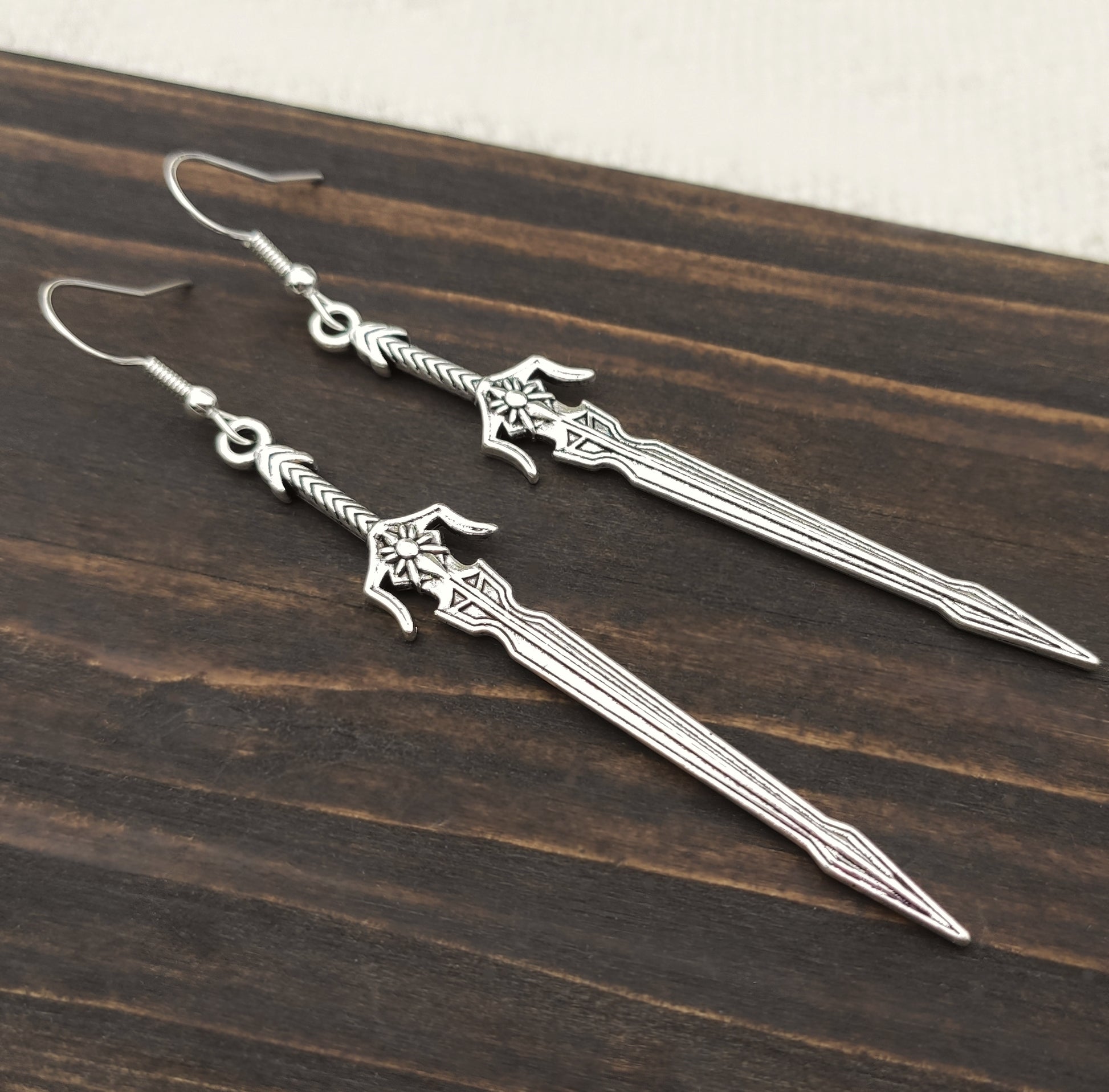Lightweight long sword earrings made of alloy and stainless steel, ideal for medieval costumes. A gift idea for rpg gamers, nerds and geeks.