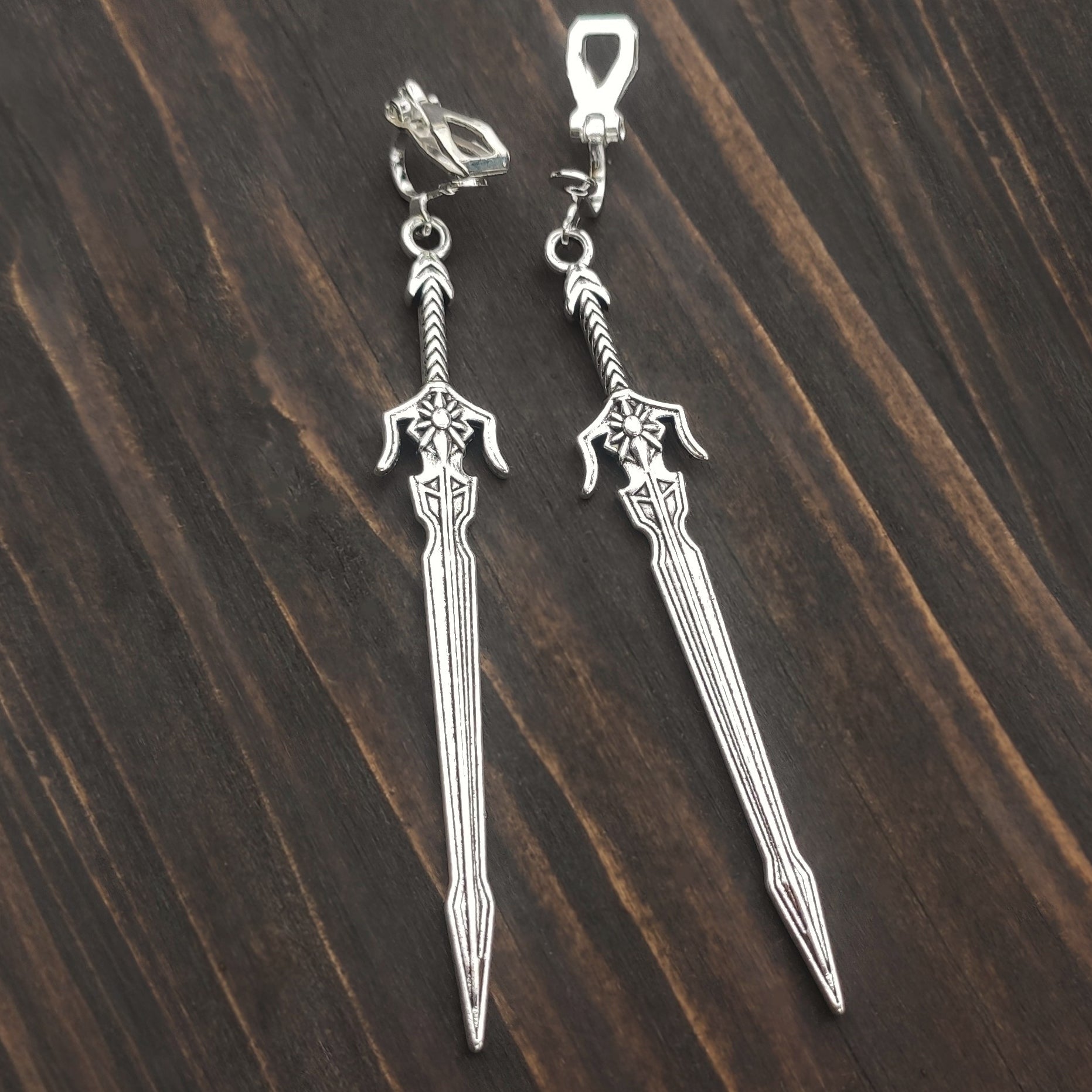 Lightweight clip on sword earrings made of alloy and stainless steel, ideal for medieval costumes. A gift idea for rpg gamers, nerds and geeks.