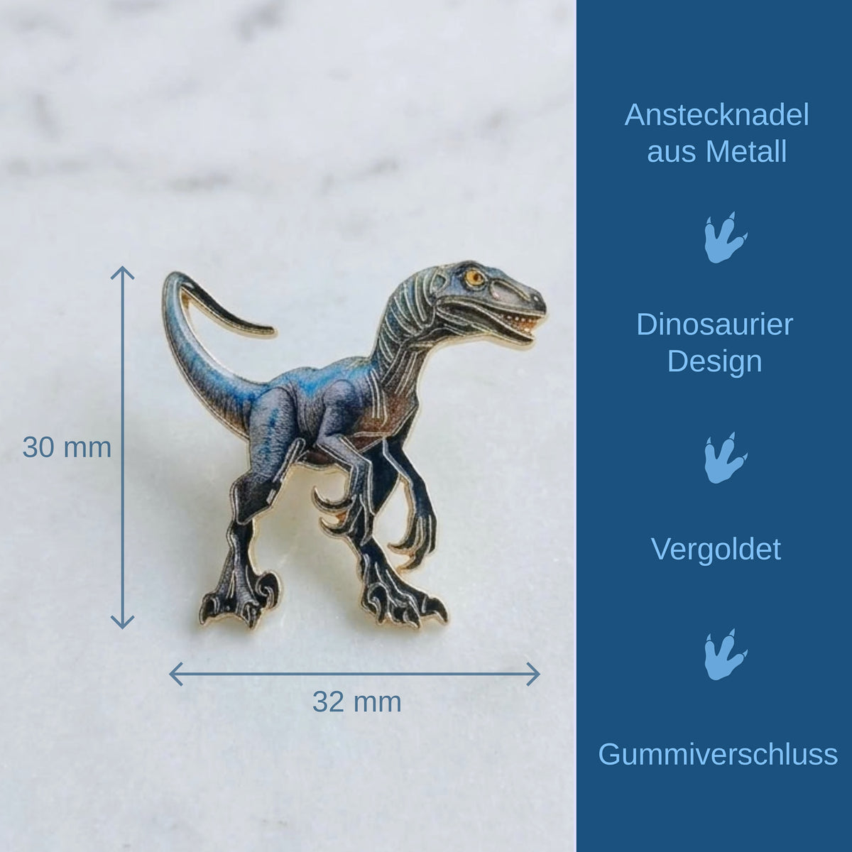 A small dinosaur-shaped metal pin shown on a light marble-like surface, with measurement arrows indicating 30 mm height and 32 mm width. A dark blue vertical panel on the right lists features in German: metal hook, dinosaur design, gold-toned finish, and gum closure.